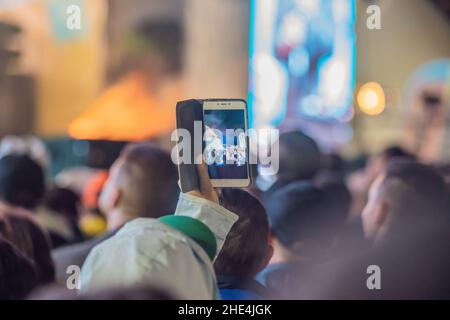 Utiliser des fonctions avancées d'enregistrement mobile, le plaisir des concerts et un bel éclairage, Francs de droit de foule au concert de rock, Close up de l'enregistrement vidéo avec smartphone Banque D'Images