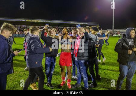 Kidderminster, Royaume-Uni.08th janvier 2022.Kidderminster, Angleterre, 8th Janu Ashley Hemmings (10 Kidderminster Harriers) a vu célébrer sur le terrain avec des supporters de Kidderminster Harriers après que leur équipe a remporté 2-1 contre la lecture dans la ronde 3rd de la coupe FA.Gareth Evans/SPP crédit: SPP Sport presse photo./Alamy Live News Banque D'Images