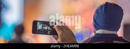 Utiliser des fonctions avancées d'enregistrement mobile, le plaisir des concerts et un bel éclairage, Francs de droit de foule au concert de rock, Close up de l'enregistrement vidéo avec smartphone Banque D'Images