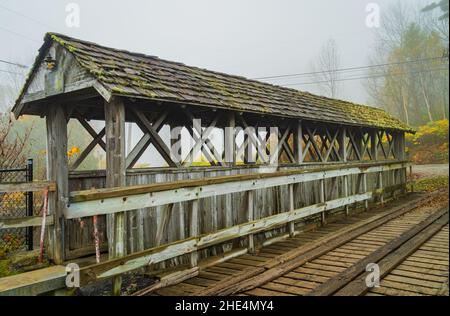 Joe's Pond Memorial Bridge avec la passerelle West Danville, un pont couvert piétonnier historique dans le Vermont Banque D'Images