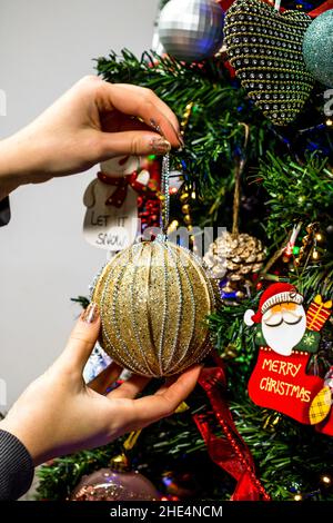 Décorations et ornements de Noël suspendus dans l'arbre de Noël Banque D'Images