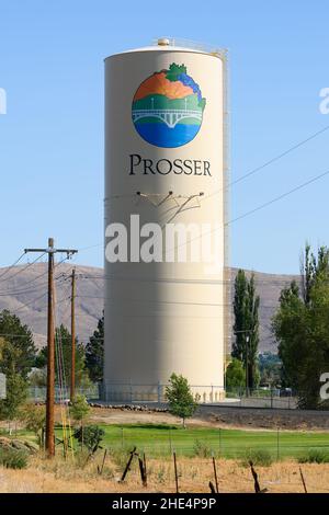 Prosser, WA, Etats-Unis - 09 août 2021 ; le château d'eau de Prosser, Washington, dans la vallée de Yakima.Il y a le nom de la ville et le logo sur la structure Banque D'Images