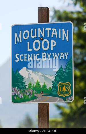 Darrington, WA, États-Unis - 24 septembre 2021 ; panneau routier pour la route panoramique Mountain Loop dans l'État de Washington. Banque D'Images