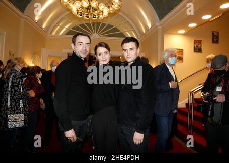 Anja Kling mit Ehemann Oliver Haas und Sohn Tano Kling BEI der Premiere des Theaterstück "Rent A Friend" im Schlosspark Theatre.Berlin, 08.01.2022 Banque D'Images