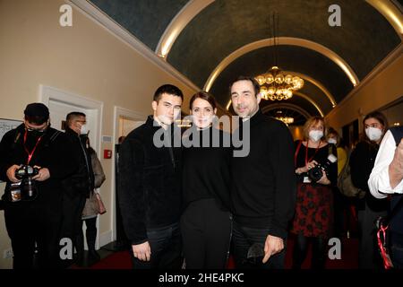 Anja Kling mit Ehemann Oliver Haas und Sohn Tano Kling BEI der Premiere des Theaterstück "Rent A Friend" im Schlosspark Theatre.Berlin, 08.01.2022 Banque D'Images
