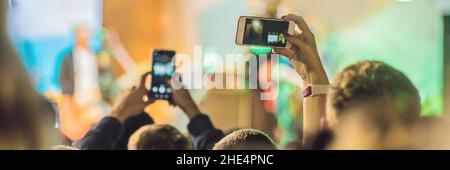 Utiliser des fonctions avancées d'enregistrement mobile, le plaisir des concerts et un bel éclairage, Francs de droit de foule au concert de rock, Close up de l'enregistrement vidéo avec smartphone Banque D'Images