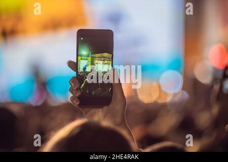 Utiliser des fonctions avancées d'enregistrement mobile, le plaisir des concerts et un bel éclairage, Francs de droit de foule au concert de rock, Close up de l'enregistrement vidéo avec smartphone Banque D'Images