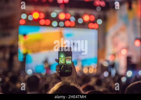 Utiliser des fonctions avancées d'enregistrement mobile, le plaisir des concerts et un bel éclairage, Francs de droit de foule au concert de rock, Close up de l'enregistrement vidéo avec smartphone Banque D'Images