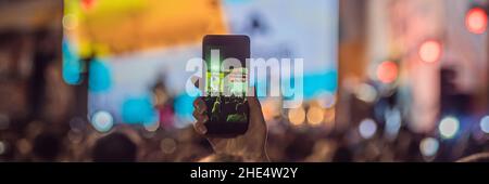 Utiliser des fonctions avancées d'enregistrement mobile, le plaisir des concerts et un bel éclairage, Francs de droit de foule au concert de rock, Close up de l'enregistrement vidéo avec smartphone Banque D'Images