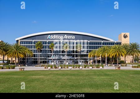 Orlando, FL - 30 décembre 2021 : The Addition Financial Arena sur le campus de l'Université de Central Florida. Banque D'Images