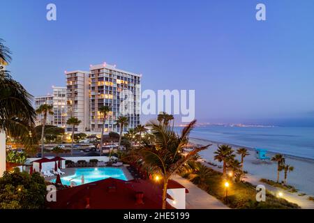 Vue aérienne au crépuscule de l'hôtel historique del Coronado et de la plage de San Digeo Banque D'Images