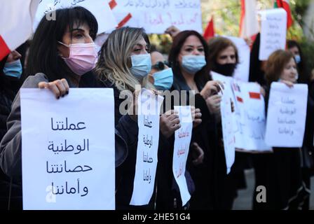 Beyrouth, Liban.8th janvier 2022.Les gens participent à une manifestation contre l'effondrement de la monnaie nationale devant la Banque centrale du Liban à Beyrouth, Liban, le 8 janvier 2022.Credit: Bilal Jawich/Xinhua/Alay Live News Banque D'Images