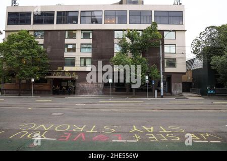 Melbourne, Australie.9th décembre 2022.30 demandeurs d'asile, dont la plupart ont été amenés en Australie pour un traitement médical et ont été détenus pendant neuf ans, ont été rejoints à l'hôtel Park par le joueur de tennis numéro 1 masculin Novak Djokovic, 09,12.décembre 2022.© Juergen Hasenkopf / Alamy Live News Banque D'Images