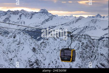 Oberstdorf, Allemagne.07th janvier 2022.Une télécabine du nouveau téléphérique de Nebelhorn se déplace en face du panorama des Alpes.L'ascenseur a été inauguré en septembre.Les gondoles se déplacent plus lentement que prévu en raison d'interférences sonores.Credit: Karl-Josef Hildenbrand/dpa/Alay Live News Banque D'Images