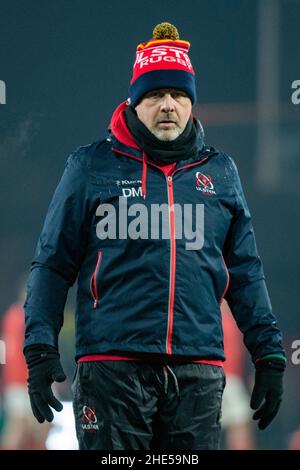 Limerick, Irlande.08th janvier 2022.DaN MCFARLAND, entraîneur-chef d'Ulster, se présente lors du match de rugby à XV de l'United Rugby Championship Round 10 entre Munster Rugby et Ulster Rugby au parc Thomond de Limerick, en Irlande, le 8 janvier 2022 (photo d'Andrew SURMA/ Credit: SIPA USA/Alamy Live News Banque D'Images