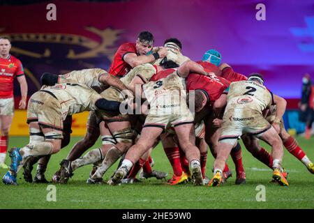 Limerick, Irlande.08th janvier 2022.Joueurs photographiés en action lors du match de rugby 10 du championnat de rugby unifié entre Munster Rugby et Ulster Rugby au parc Thomond de Limerick, Irlande, le 8 janvier 2022 (photo par Andrew SURMA/ Credit: SIPA USA/Alamy Live News Banque D'Images