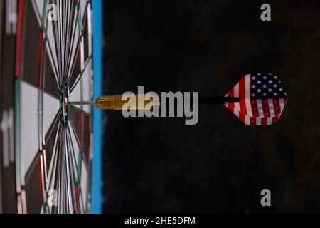 Concept atteindre l'objectif.atteindre les objectifs dans les affaires, la politique et la vie.dartboard avec des fléchettes peint avec le drapeau américain coincé à droite dans la cible Banque D'Images