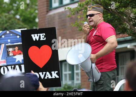 Sydney, Australie.9th janvier 2022.Les manifestants contre les vaccins obligatoires et en particulier contre les vaccins Covid destinés aux enfants défilent de Hyde Park jusqu’à la maison du Premier ministre à Kirribilli.Le programme de vaccination de l’Australie sera étendu aux enfants âgés de 5 à 11 ans à partir du 10th janvier 2022, même si les enfants n’ont généralement qu’une forme bénigne de la maladie et que les effets secondaires possibles du vaccin sont susceptibles de l’emporter sur tout avantage.Photo : George Jameson, d'origine serbe, parle aux manifestants à l'extérieur de la maison Kirribilli, la résidence du premier ministre.Crédit : Richard Milnes/Alamy Banque D'Images