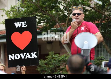 Sydney, Australie.9th janvier 2022.Les manifestants contre les vaccins obligatoires et en particulier contre les vaccins Covid destinés aux enfants défilent de Hyde Park jusqu’à la maison du Premier ministre à Kirribilli.Le programme de vaccination de l’Australie sera étendu aux enfants âgés de 5 à 11 ans à partir du 10th janvier 2022, même si les enfants n’ont généralement qu’une forme bénigne de la maladie et que les effets secondaires possibles du vaccin sont susceptibles de l’emporter sur tout avantage.Photo : George Jameson, d'origine serbe, parle aux manifestants à l'extérieur de la maison Kirribilli, la résidence du premier ministre.Crédit : Richard Milnes/Alamy Banque D'Images