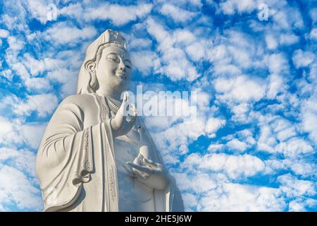 Détail de la statue de Bouddha de la Dame dans un temple bouddhiste et fond bleu ciel à Danang, Vietnam.Gros plan, espace de copie Banque D'Images