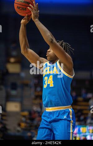 David Singleton (34), garde de l'UCLA, tire contre la Californie à Berkeley, Californie, le samedi 8 décembre 2022.(Garde Neville/image de S Banque D'Images