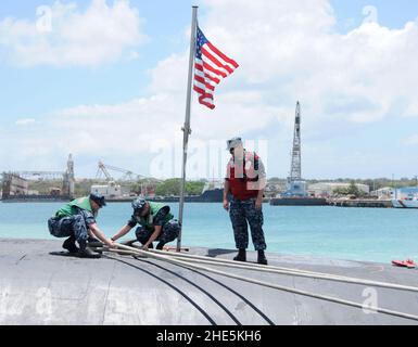 Des marins à bord du sous-marin de missiles guidés USS Ohio Secure amarres (8641409918). Banque D'Images