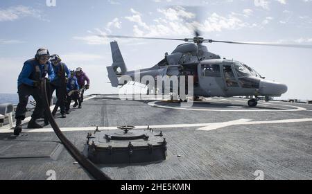 Des marins à bord de l'USS Ross (DDG 71) ravitailleront en carburant un hélicoptère de la marine française.(34622961961). Banque D'Images