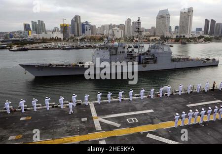 Les marins et les Marines branlent les rails et rendent les honneurs appropriés alors que l'USS Boxer passe devant l'USS Bunker Hill (29573137191). Banque D'Images