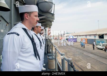Les marins affectés au croiseur de missiles guidés de classe Ticonderoga USS Princeton (CG 59) ont les rails lorsque le navire arrive à Chennai, Inde, pour Malabar 2017.