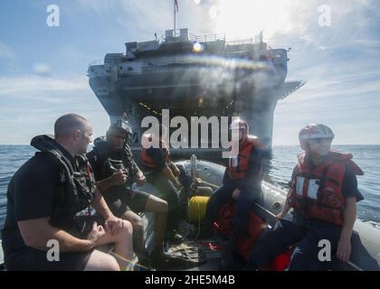 Les marins affectés au navire d'assaut amphibie USS Wasp (LHD 1) s'approchent de la porte de la poupe à bord d'un bateau gonflable à coque rigide après avoir effectué une recherche 130727 Banque D'Images