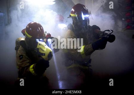 Les marins combattent un tir simulé pendant un exercice à bord du porte-avions USS Harry S. Truman.(21246029434). Banque D'Images