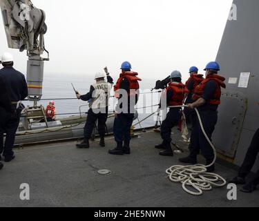 Les marins abaissent un bateau gonflable à coque rigide dans la mer Méditerranée 14030 Banque D'Images