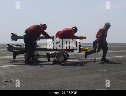 Les marins déplacent l'ordnance à travers la zone d'atterrissage à bord de l'USS Nimitz.(36169646860). Banque D'Images