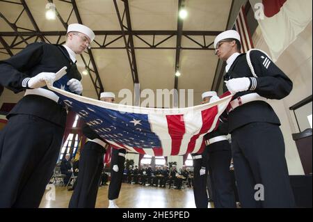 Les marins effectuent une cérémonie de pliage de drapeau.(8199139133). Banque D'Images