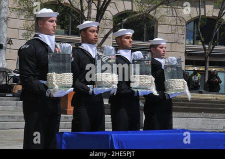 Les marins déversent l'eau au Navy Memorial.(8661307940). Banque D'Images