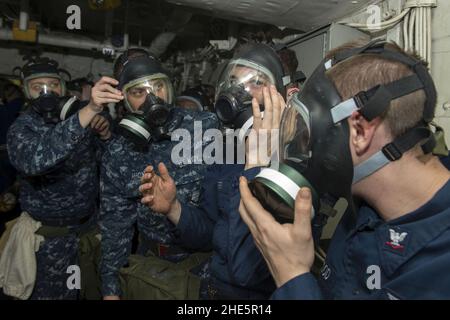 Les marins mettent des masques à gaz pendant un exercice CBR.(8576451249). Banque D'Images