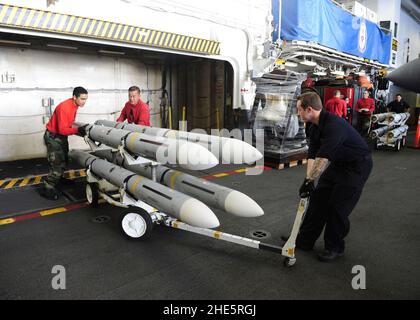 Des marins transportent des missiles RIM-7P OTAN de ligne de défense dans la baie hangar de l'USS Boxer.(25254389955). Banque D'Images