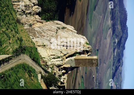 Histoire du paysage en Sicile la tour du château de Pietratagliata sur la roche surplombe la vallée du Gresti Banque D'Images