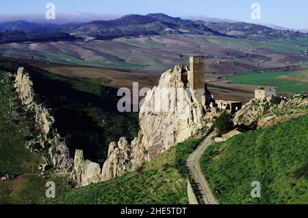 Histoire du paysage en Sicile la tour du château de Pietratagliata sur la roche surplombe la vallée du Gresti Banque D'Images