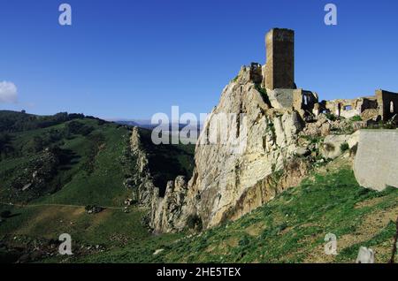 Histoire du paysage en Sicile la tour du château de Pietratagliata sur la roche surplombe la vallée du Gresti Banque D'Images