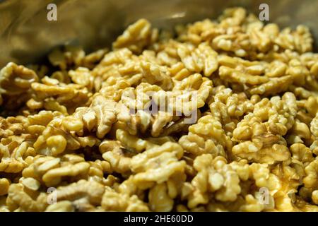 Gros plan de délicieux grains de noix pelés sains dans un bol Banque D'Images