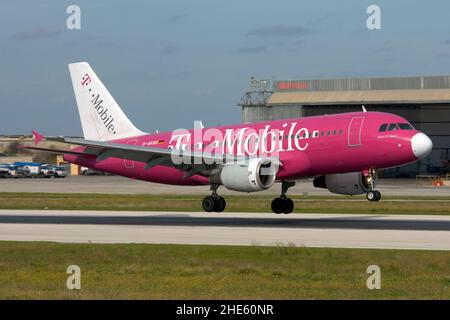 Germanwings Airbus A319-112 (REG: D-AKNS), dans la livrée spéciale T-Mobile, atterrissage à Malte. Banque D'Images