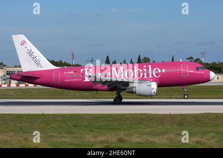 Germanwings Airbus A319-112 (REG: D-AKNS), dans la livrée spéciale T-Mobile, atterrissage à Malte. Banque D'Images