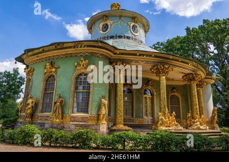 Maison chinoise dans le Parc de Sanssouci dans la ville de Potsdam, Brandebourg, Allemagne, pavillon de jardin dans le style Chinoiserie. Banque D'Images