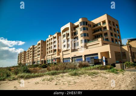 GLENELG, AUSTRALIE - 15 SEPTEMBRE 2018 : bâtiments de Glenelg le long de la baie de Holdfast par une journée ensoleillée Banque D'Images