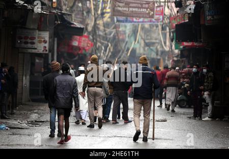 New Delhi, Inde.8th janvier 2022.Les policiers demandent aux gens de rester à l'intérieur de la vieille région de Delhi, près de Jama Masjid, pendant le couvre-feu du week-end, pour freiner la propagation de la COVID-19 à New Delhi, en Inde, le 8 janvier 2022.Le nombre de cas de COVID-19 en Inde est passé dimanche à 35 528 004, une forte augmentation de 159 632 nouveaux cas quotidiens ayant été enregistrés, a montré les dernières données du ministère fédéral de la Santé.Credit: Partha Sarkar/Xinhua/Alamy Live News Banque D'Images