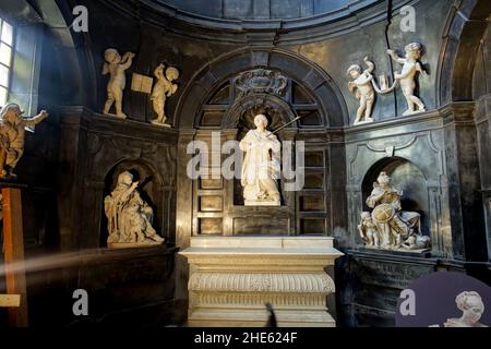 Saint Ursula par Jérôme Duquesnoy le plus jeune, avec les allégories de l'espérance par Gabriël Grupello, et la vérité par Jean van Delen - Chapelle de Saint Ursula - Église notre-Dame du Sablon - Bruxelles, Belgique Banque D'Images