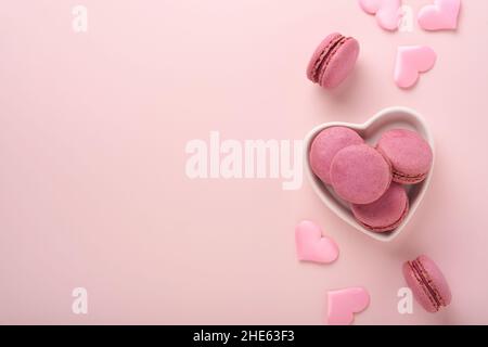 Carte de Saint-Valentin.Enveloppe vide rose et macaron macaron cookie sur fond rose.8 mars, Fête des mères pour femmes, anniversaire.Pose à plat, t Banque D'Images