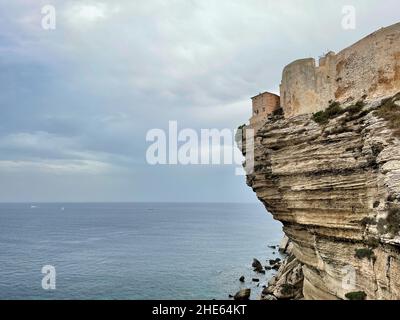 Vieille ville de Bonifacio, construite sur des rochers de falaise.Corse, France. Banque D'Images
