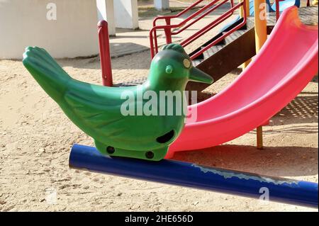 Aire de jeu pour enfants, balançoire à oiseaux en plastique, fourre-tout ou planche à teeter dans le parc extérieur. Banque D'Images